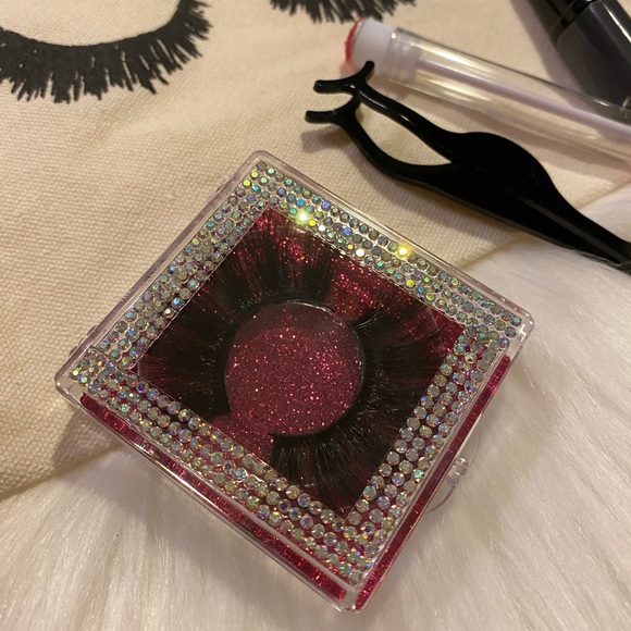 Lashes - Picture 10 of 13